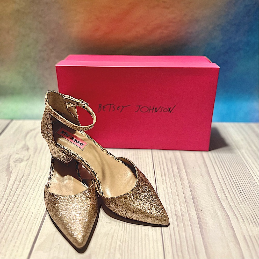 Betsey Johnson ‘Maibel Champ’ Rose Gold Glitter Kitten Heels Size 7.5 - NIB!